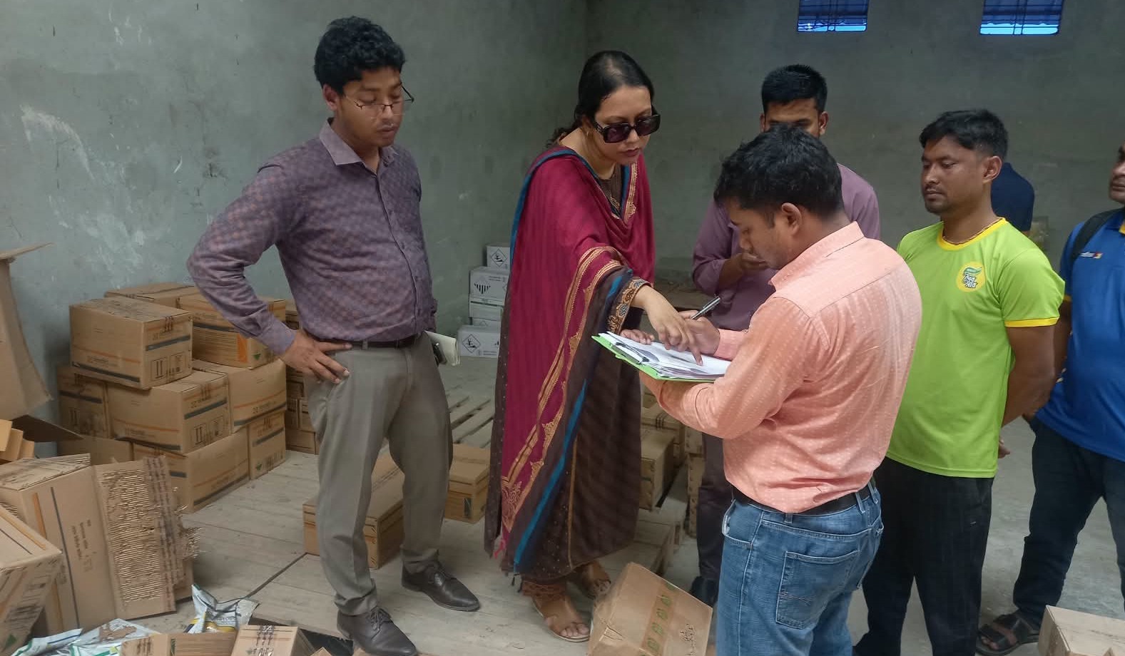 নীলফামারীতে ১০ লাখ টাকার মেয়াদোত্তীর্ণ কীটনাশক উদ্ধার, ম্যানেজারকে জরিমানা